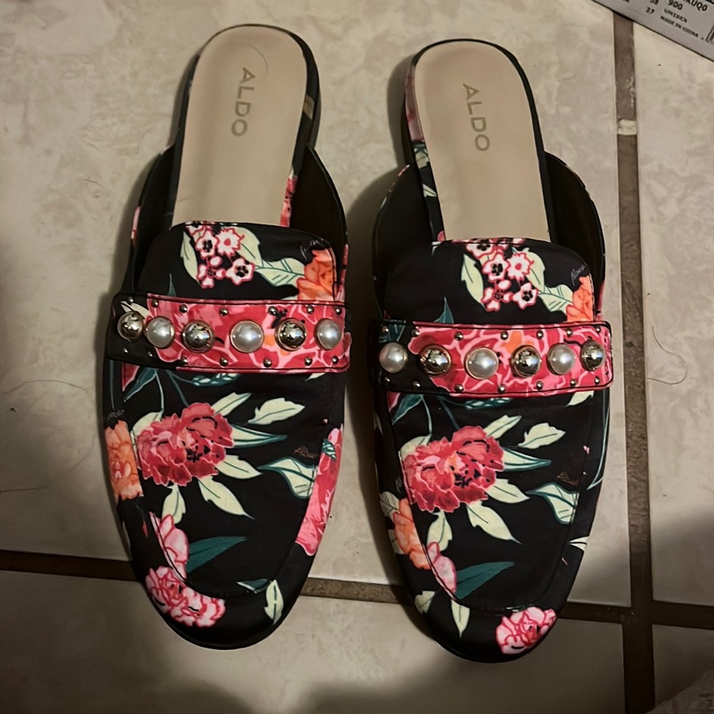 Aldo slides